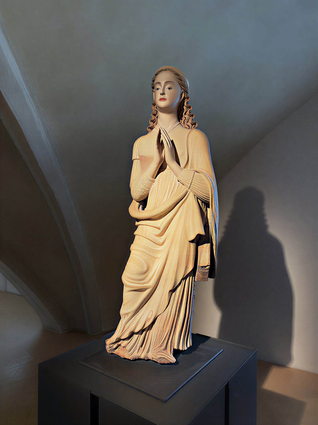 Sculpture en bois d'une figure féminine en prière, exposée à la Galleria Nazionale dell'Umbria, Pérouse, Italie.