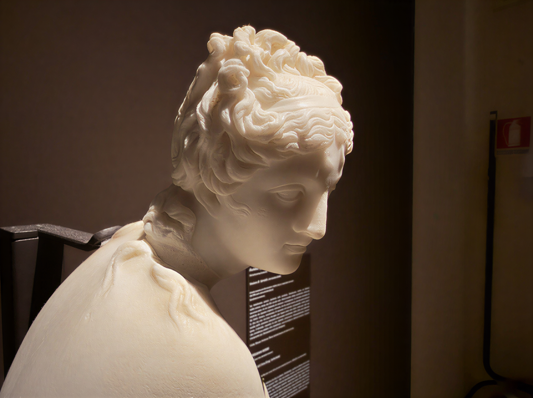 Sculpture en marbre de la Renaissance, exposée à la Galleria Nazionale dell'Umbria à Pérouse, Italie, illustrant la finesse artistique et l'harmonie de cette période emblématique.