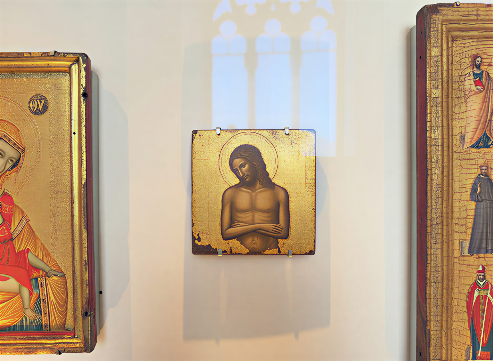 Panneau doré représentant le Christ, illustrant la sérénité et la spiritualité, entouré d'icônes religieuses, exposé à la Galleria Nazionale dell'Umbria, Pérouse, Italie. Art de la Renaissance italienne.