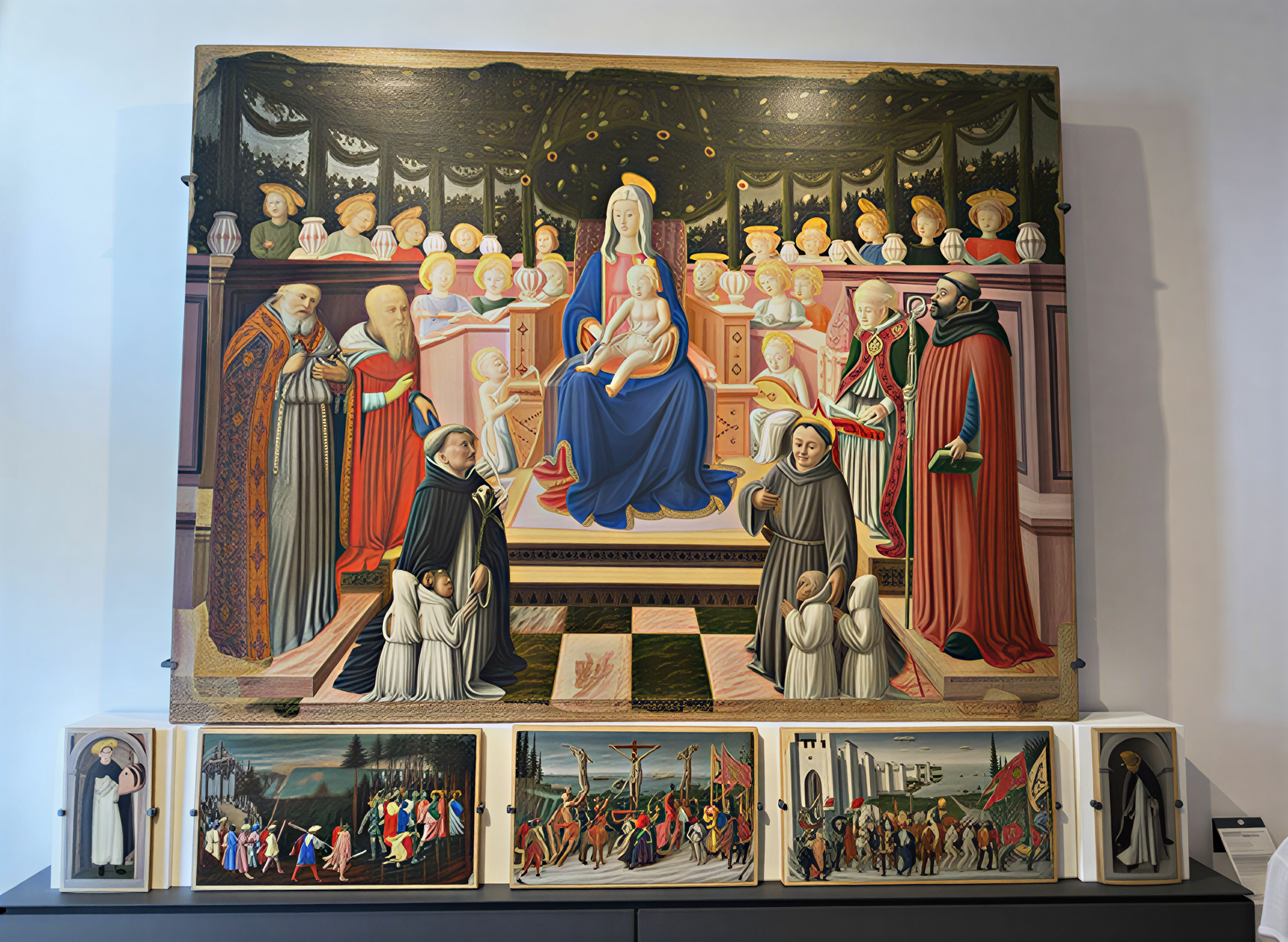 Peinture de la Renaissance représentant la Vierge Marie entourée de saints, exposée à la Galleria Nazionale dell'Umbria à Pérouse, Italie.