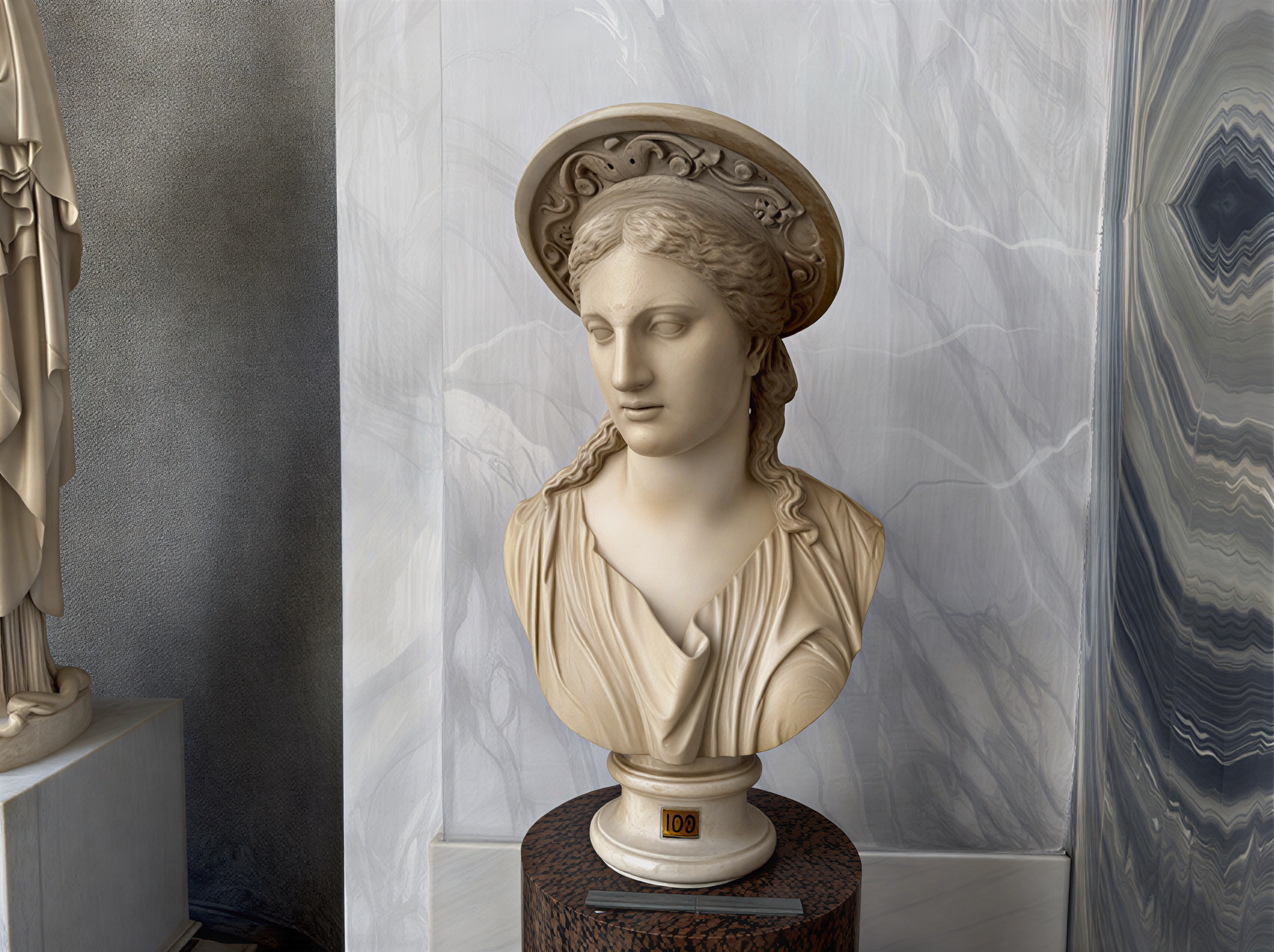 Buste en marbre représentant une figure féminine de l'Antiquité, exposé dans les Musées du Vatican.