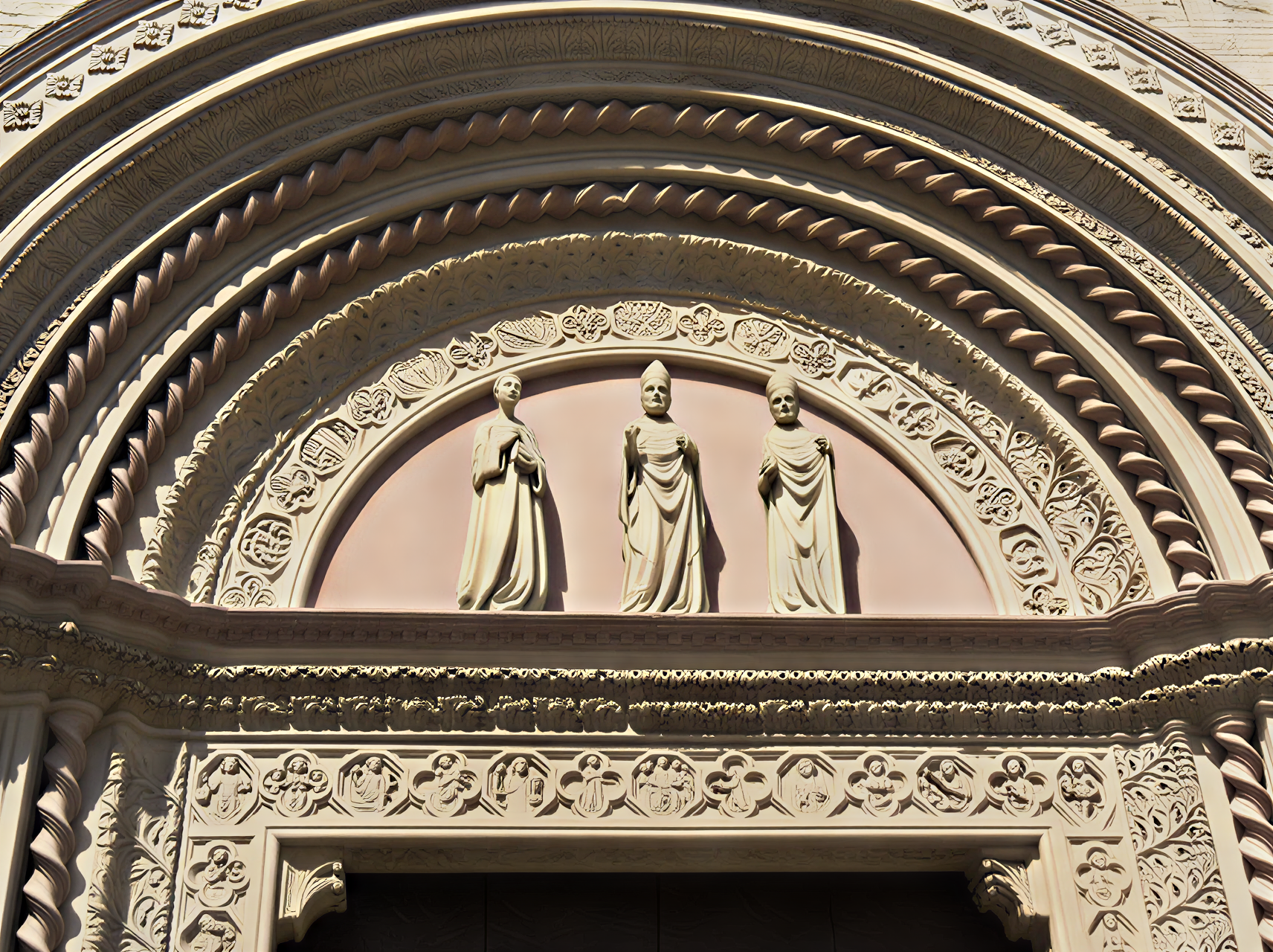 Détail architectural de la Galleria Nazionale dell'Umbria, présentant des sculptures emblématiques de saints sur la façade, incarnant l'art de la Renaissance italienne.