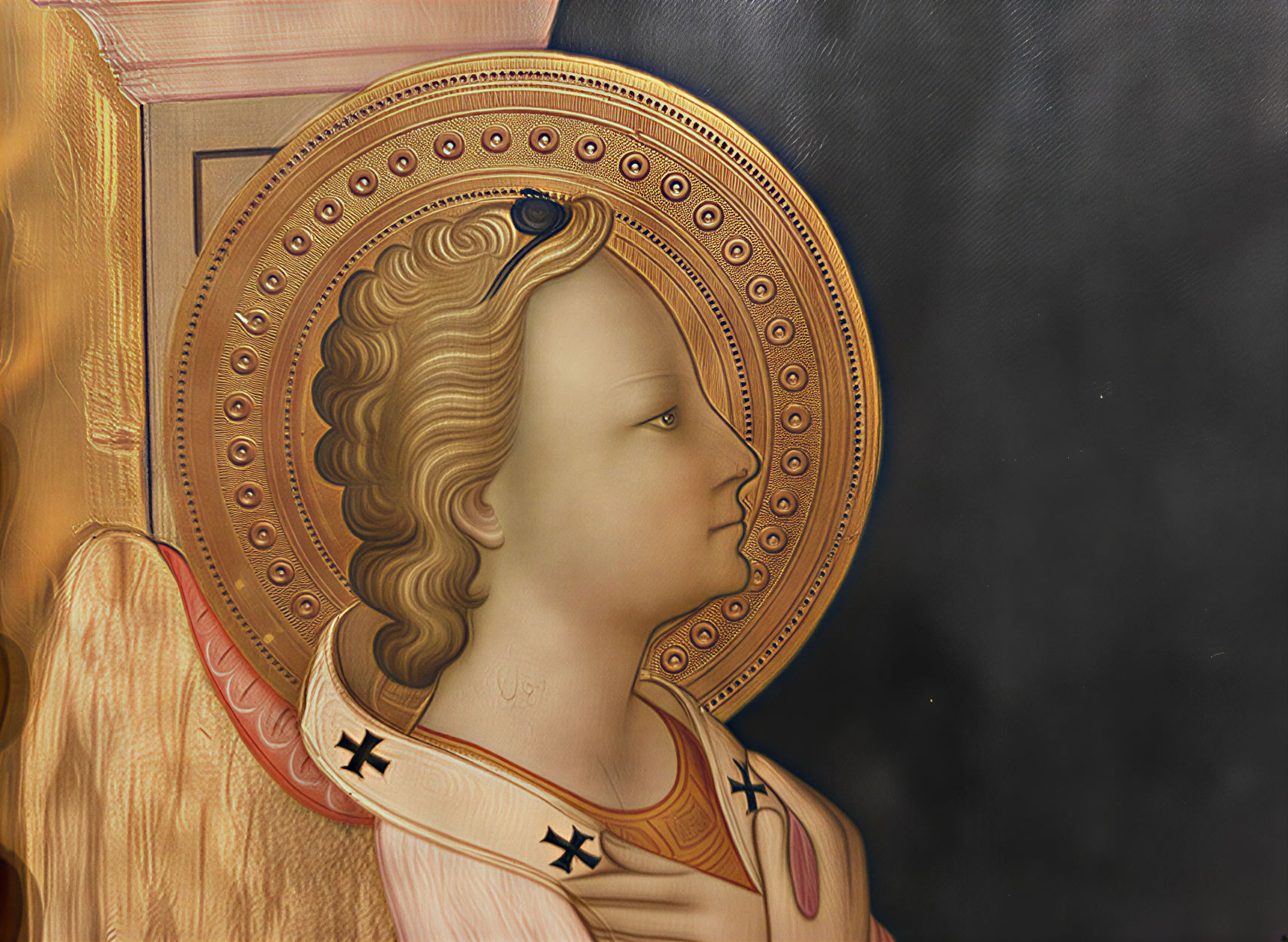 Détail d'un ange de la Renaissance, mettant en avant un visage délicat avec une auréole dorée, exposé à la Galleria dell'Accademia à Florence.