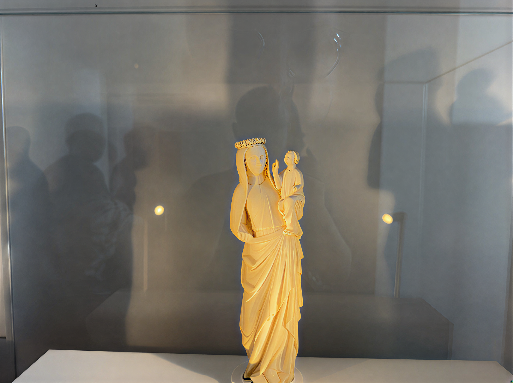 Sculpture en ivoire de la Vierge Marie tenant l'Enfant Jésus, exposée à la Galleria Nazionale dell'Umbria, Pérouse, Italie.