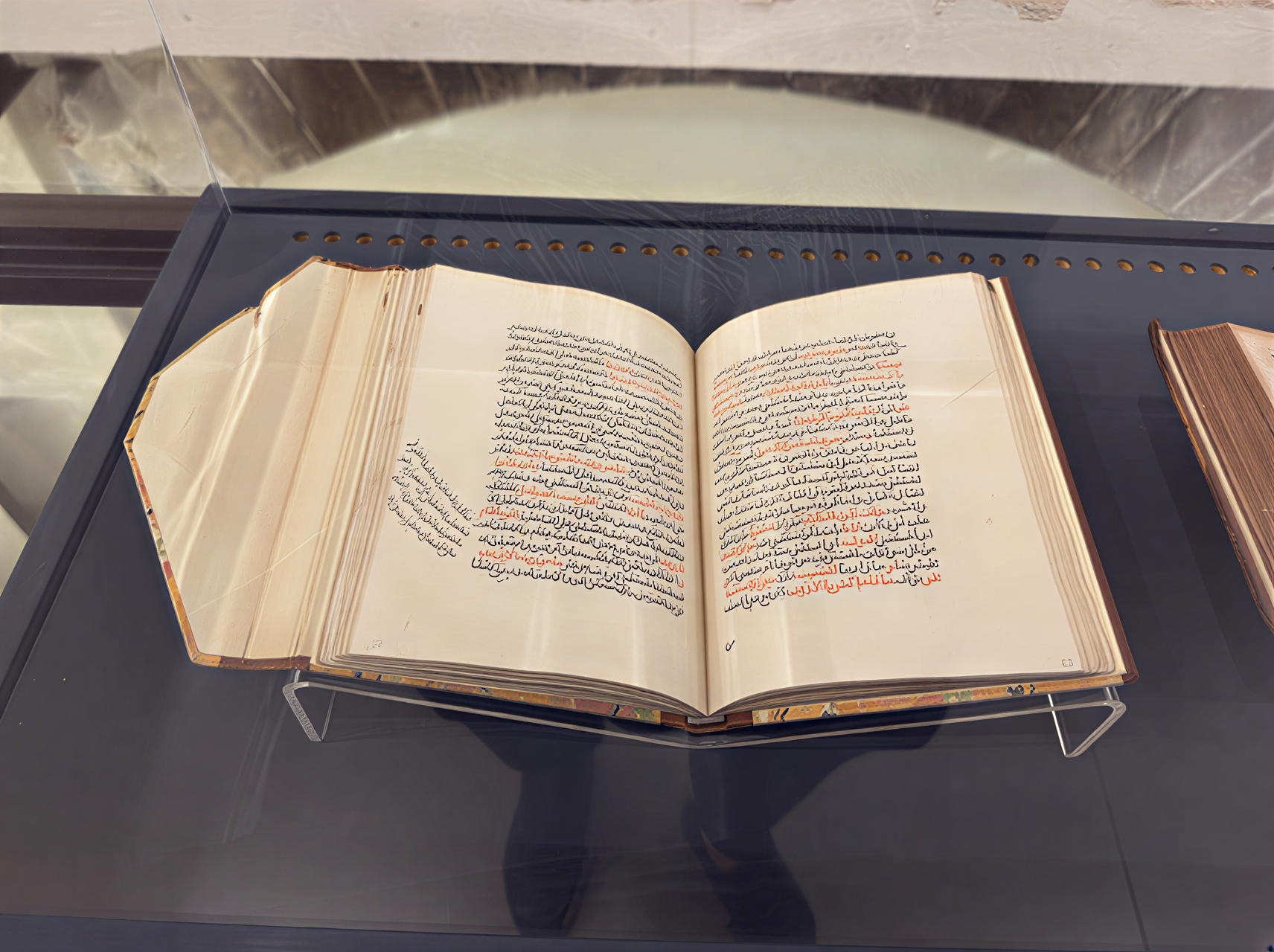 Manuscrit ancien avec calligraphie arabe, exposé au Museo dell'Opera del Duomo à Pise, Italie, illustrant les échanges culturels entre les civilisations.