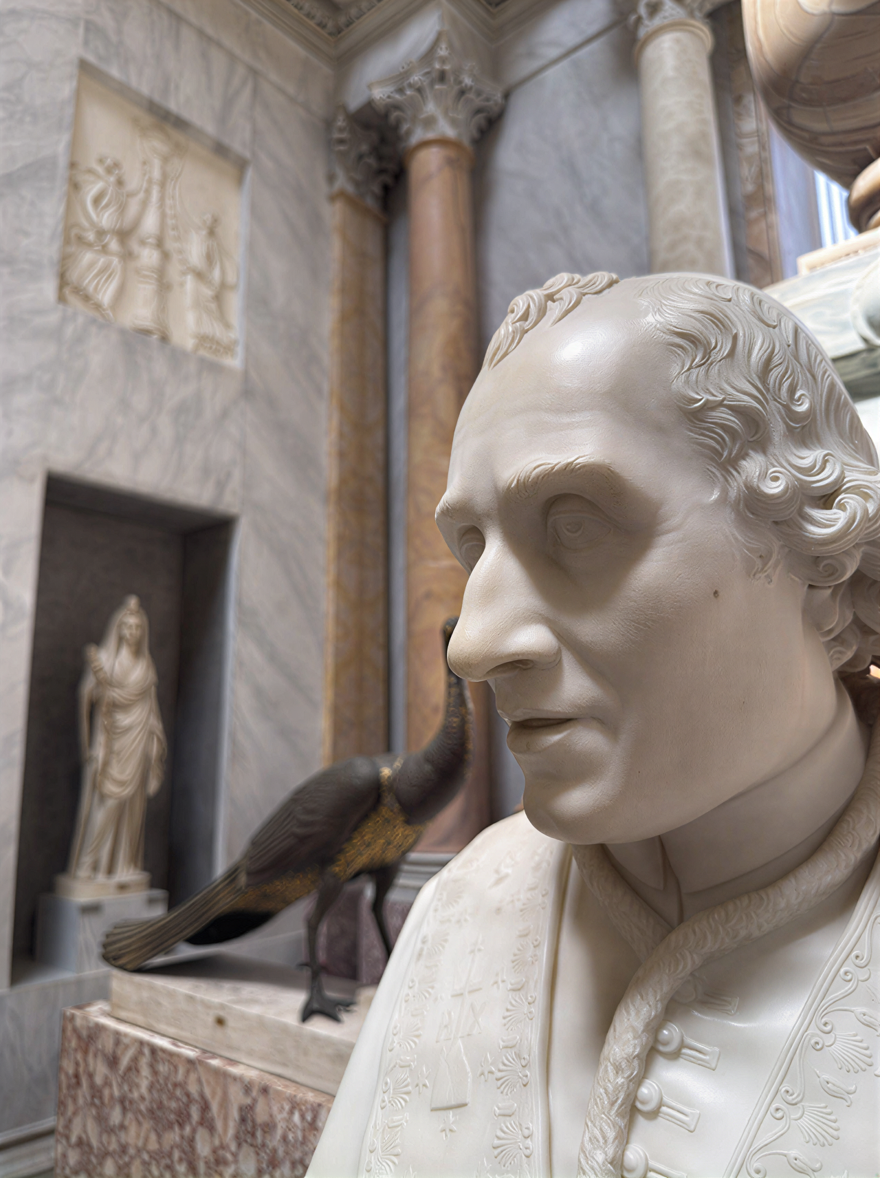 Sculpture d'un pape dans les Musées du Vatican, avec des éléments antiques et un oiseau en arrière-plan, symbolisant la richesse culturelle.