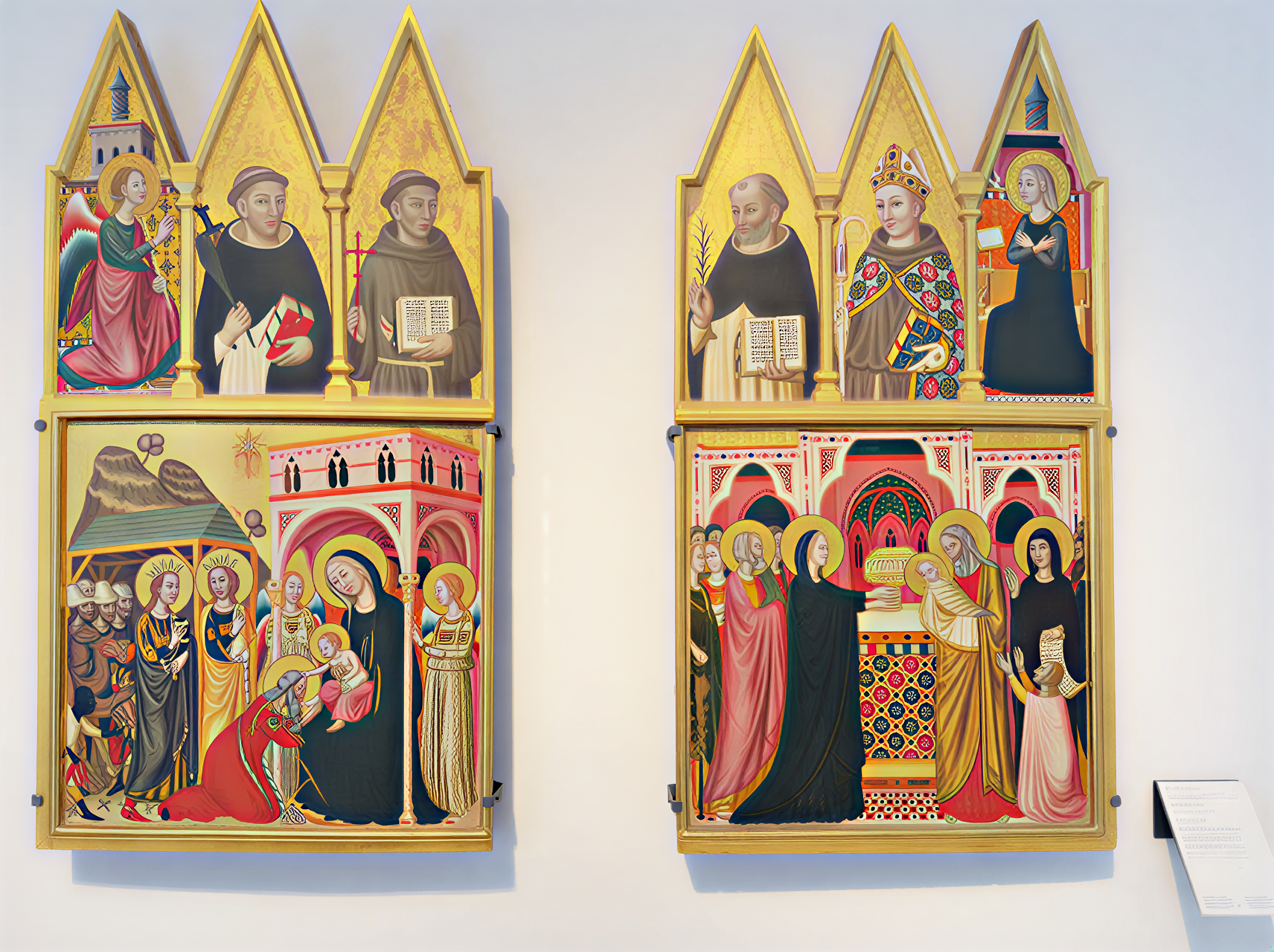 Détail d'une œuvre de la Renaissance italienne, représentant des figures religieuses dans un cadre richement décoré, exposée à la Galleria Nazionale dell'Umbria.