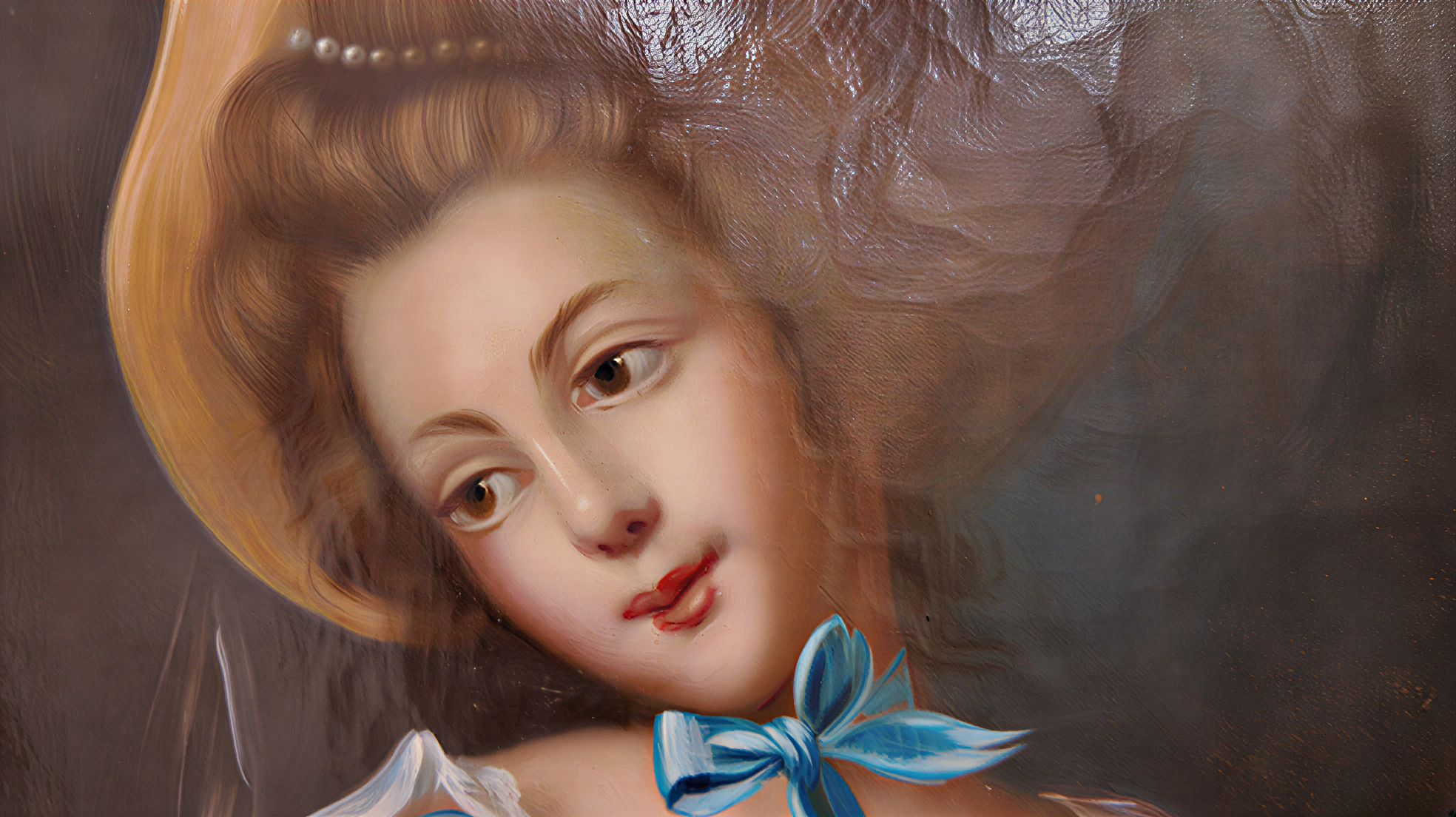 Détail d’un portrait peint montrant une femme coiffée d’un chapeau et portant un ruban bleu.