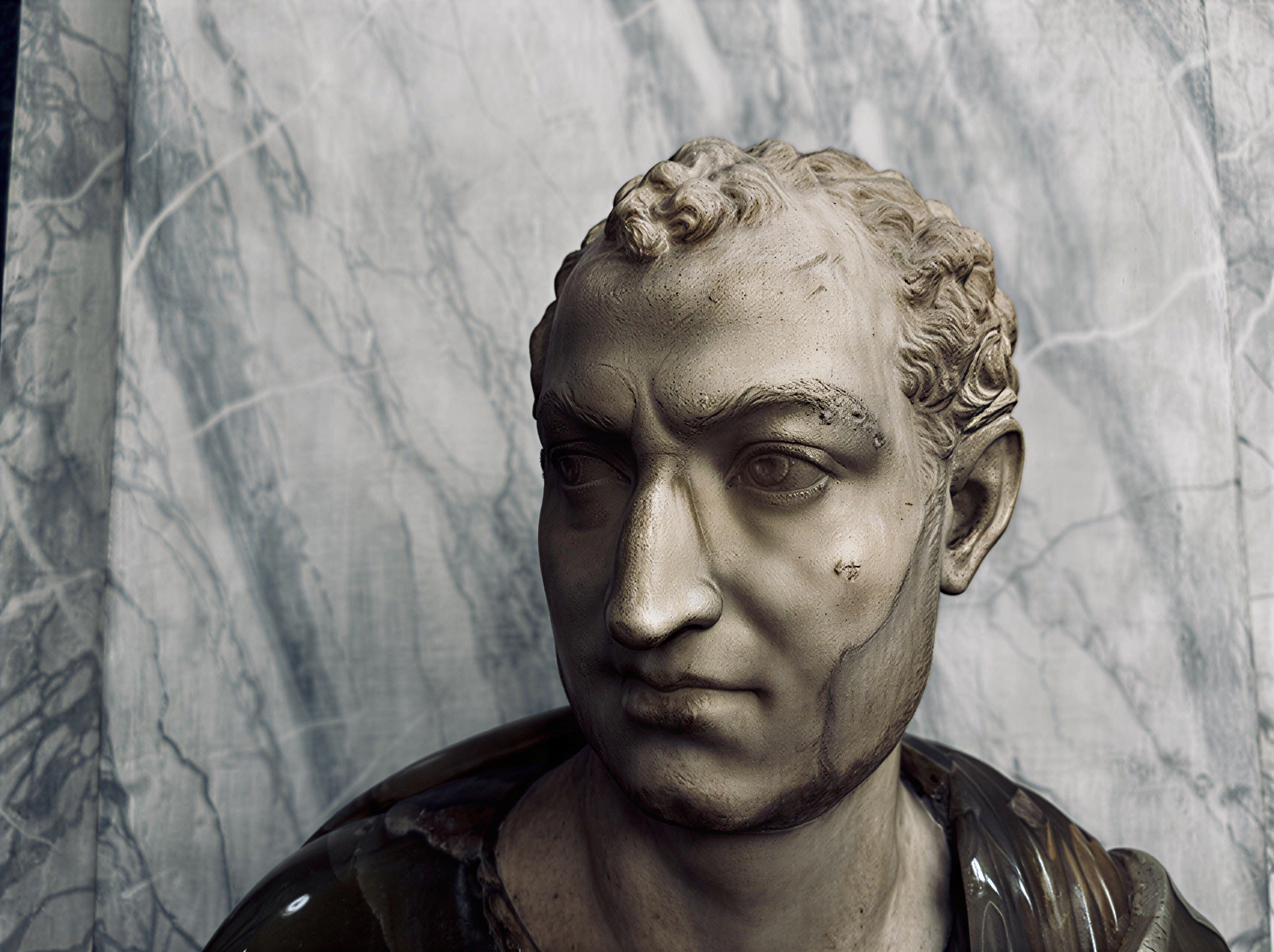 Sculpture antique des Musées du Vatican, mettant en valeur des détails artistiques raffinés et une expression évocatrice.