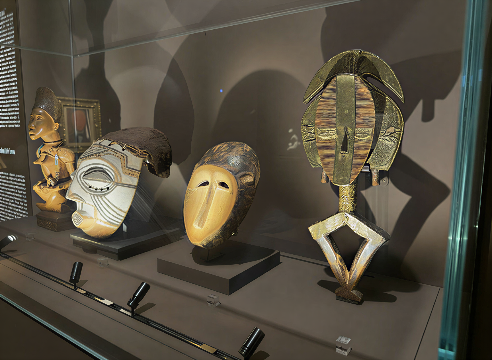 Collection de masques ethniques représentant la diversité culturelle, exposée à la Galleria Nazionale dell'Umbria.