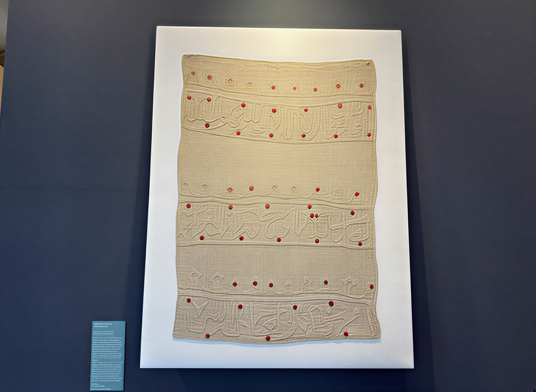 Tapisserie islamique avec calligraphies arabes, exposée au Museo dell'Opera del Duomo à Pise, Italie.