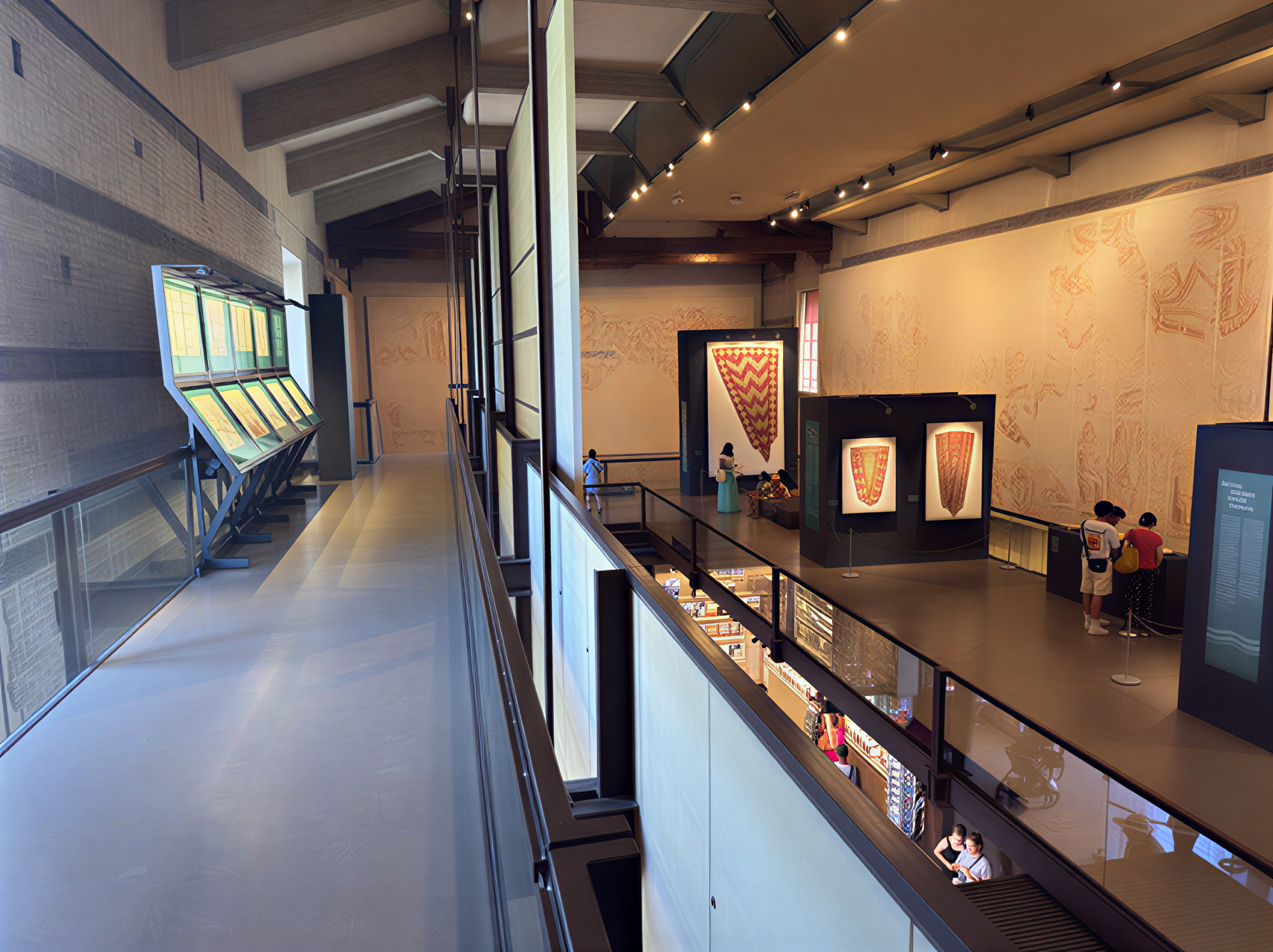 Vue intérieure du Museo dell'Opera del Duomo à Pise, mettant en valeur des expositions artistiques et des fresques historiques dans un cadre moderne.