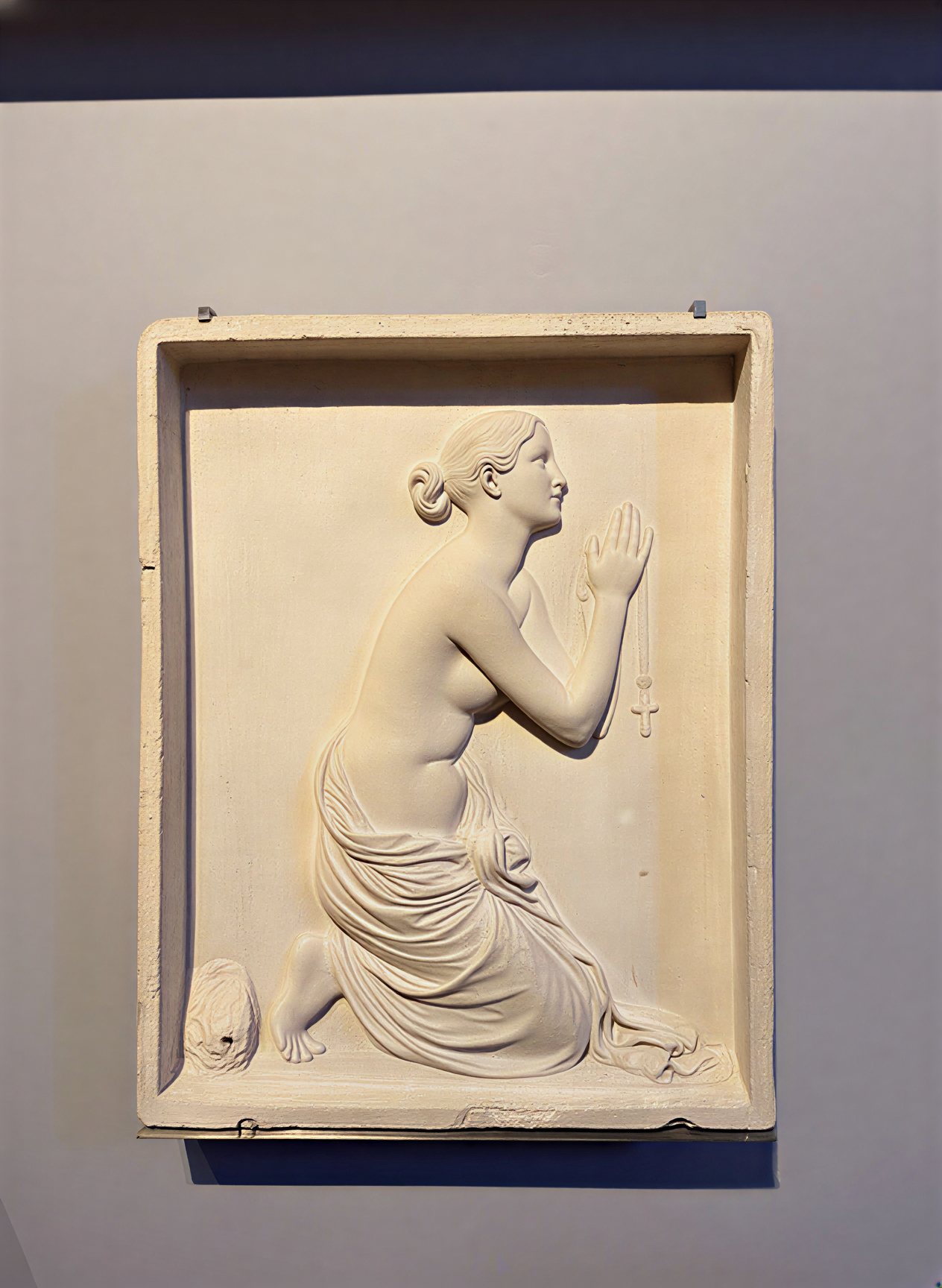 Sculpture de la Renaissance représentant une femme en prière, exposée à la Galleria dell'Accademia à Florence, Italie.