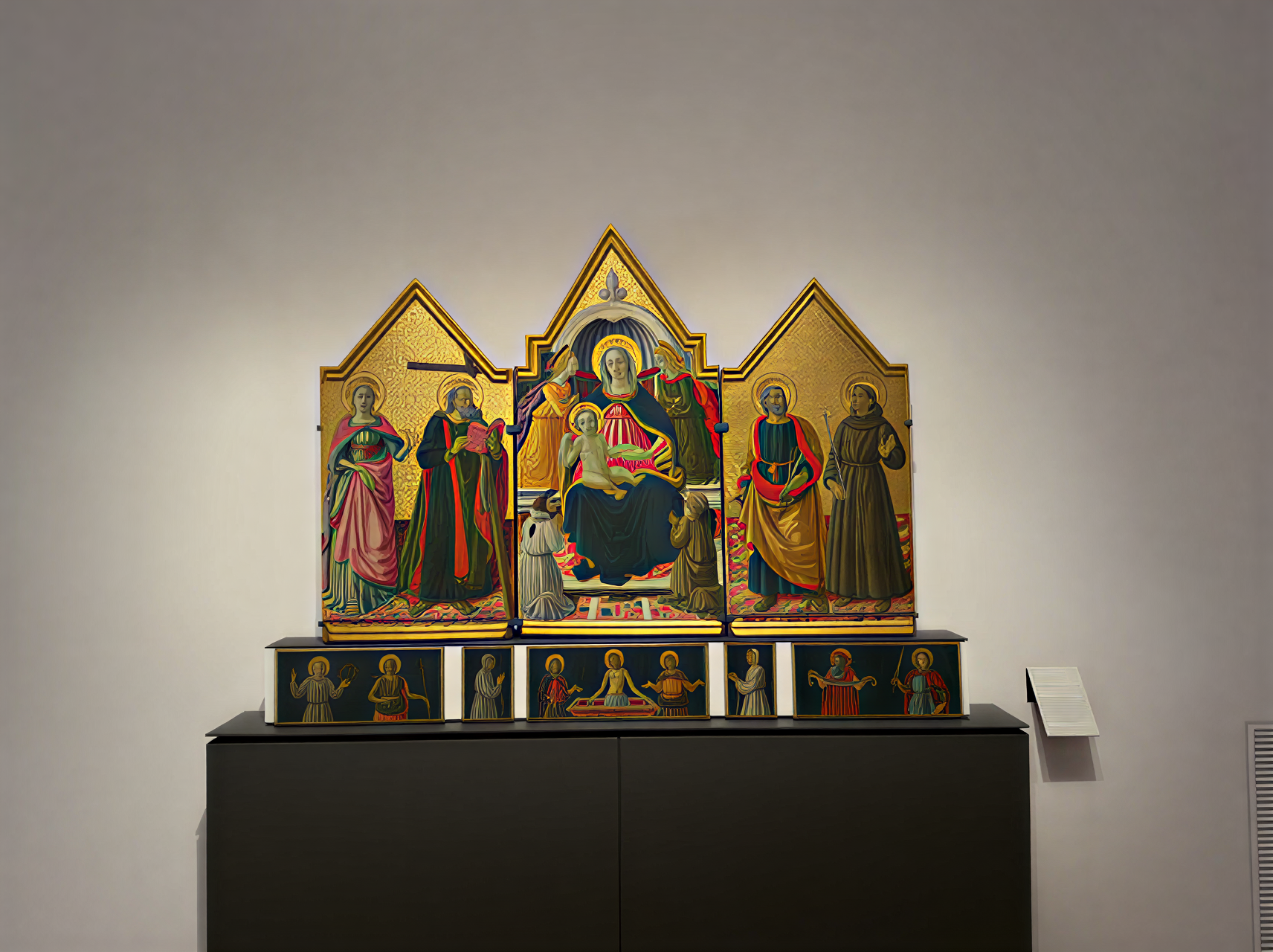 Polyptyque de la Renaissance italienne, exposé à la Galleria Nazionale dell'Umbria, mettant en valeur des figures saintes et des dorures.