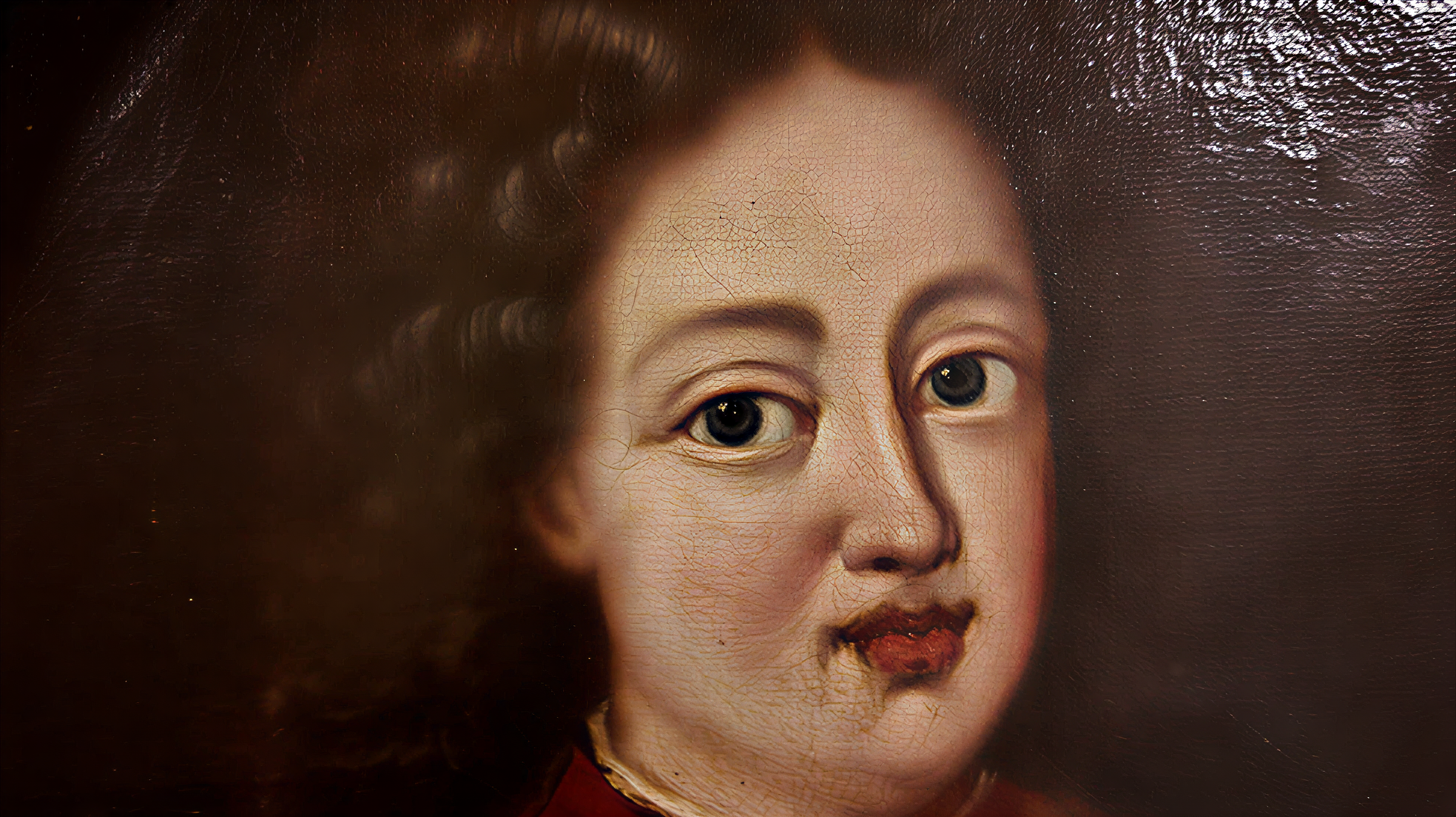 Détail peint d’un visage tourné de côté, sur un fond sombre.