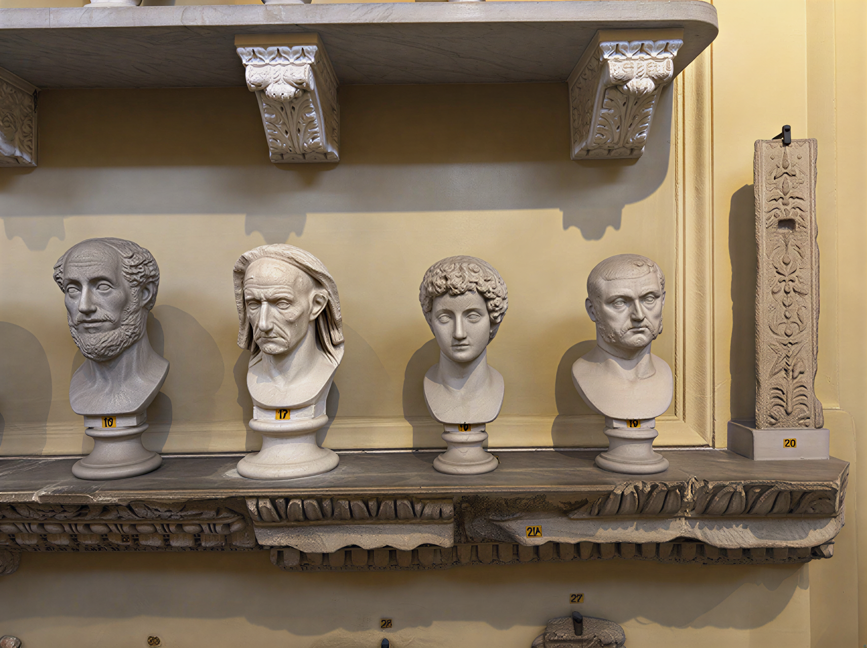 Busts en marbre des Musées du Vatican, représentant des figures historiques de l'Antiquité, exposés dans un cadre artistique riche en histoire.