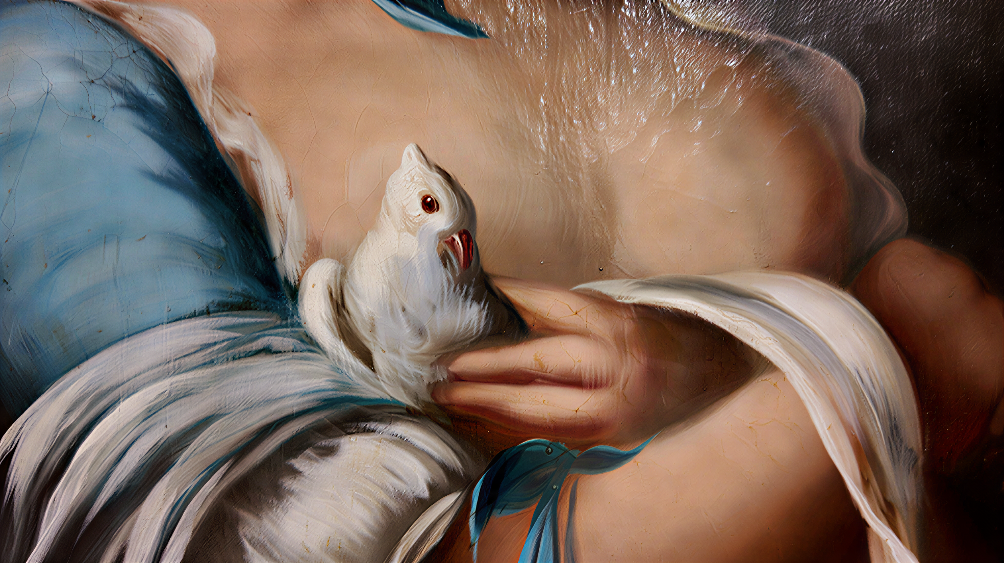 Détail d’une peinture montrant une colombe tenue contre un drapé bleu et blanc.