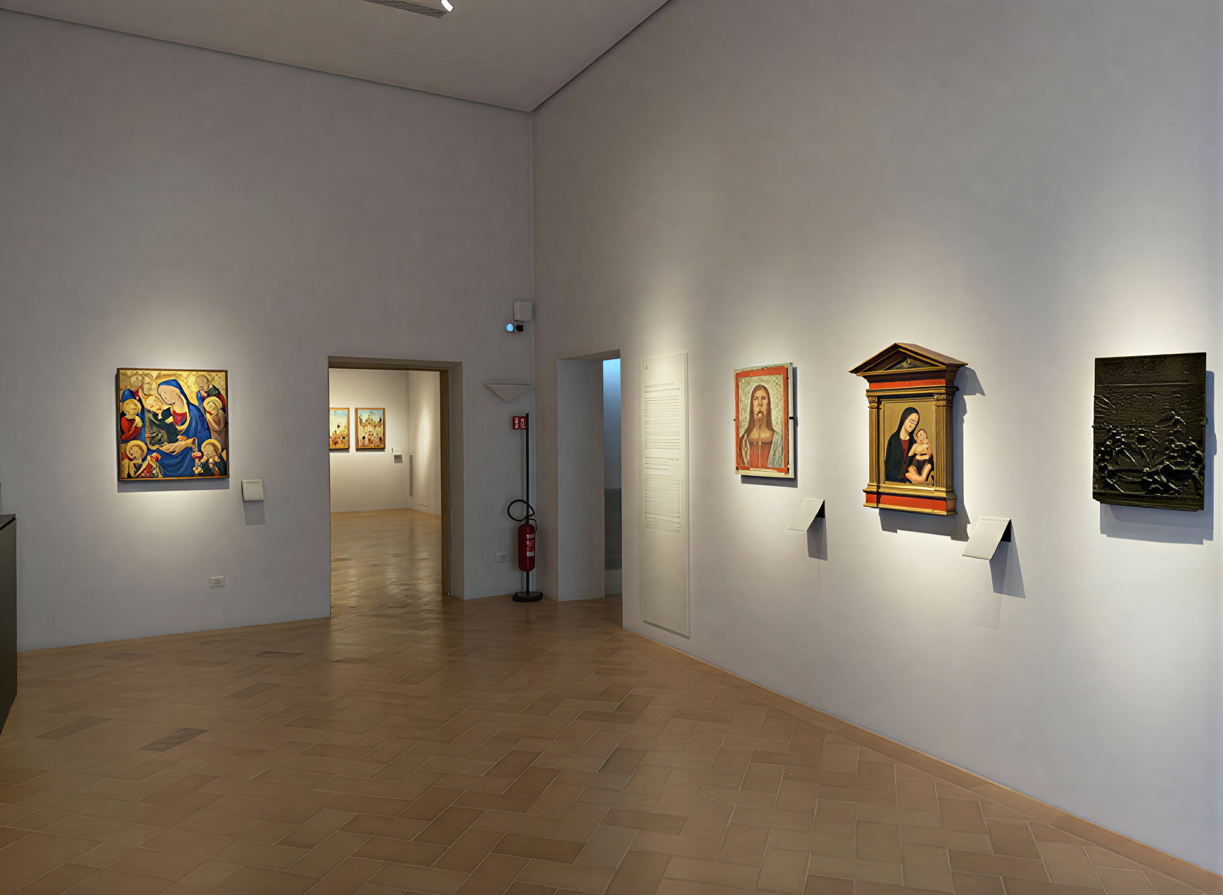 Vue intérieure de la Galleria Nazionale dell'Umbria, présentant des chefs-d'œuvre de la Renaissance italienne dans un cadre contemporain.