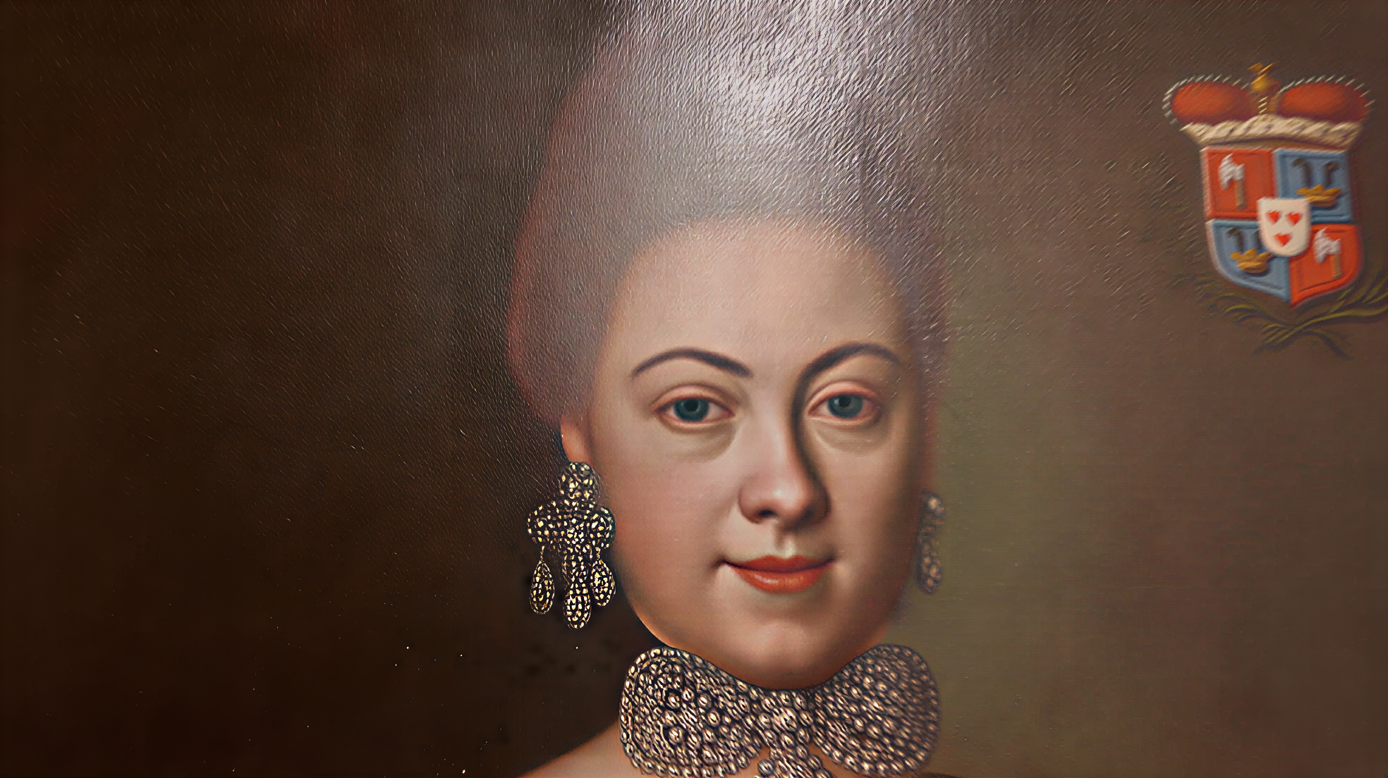 Détail d’un portrait peint : une femme porte un collier orné et des boucles d’oreilles.