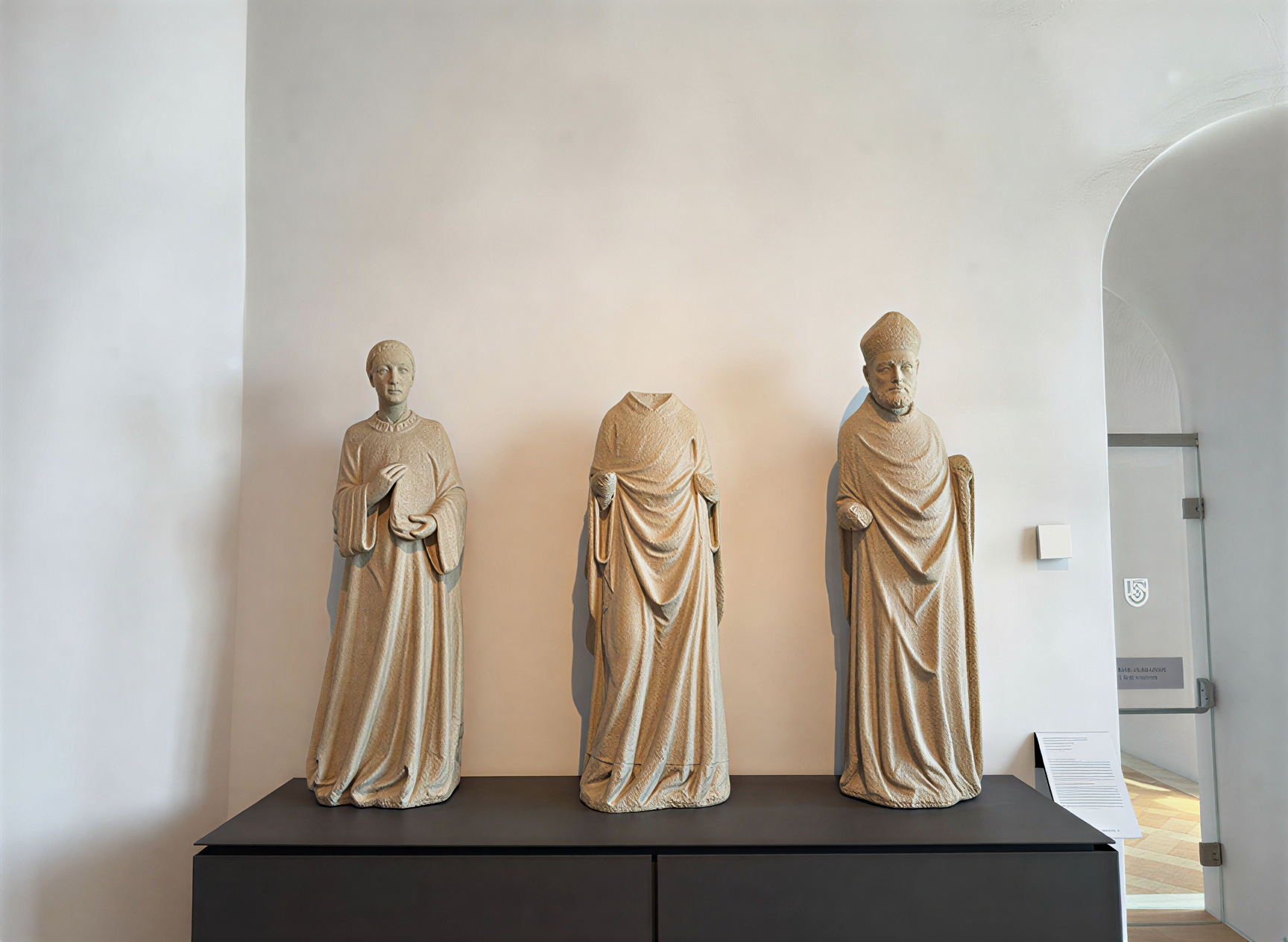 Trois sculptures religieuses en pierre, représentant des figures sacrées de la Renaissance italienne, exposées à la Galleria Nazionale dell'Umbria, Pérouse, Italie.