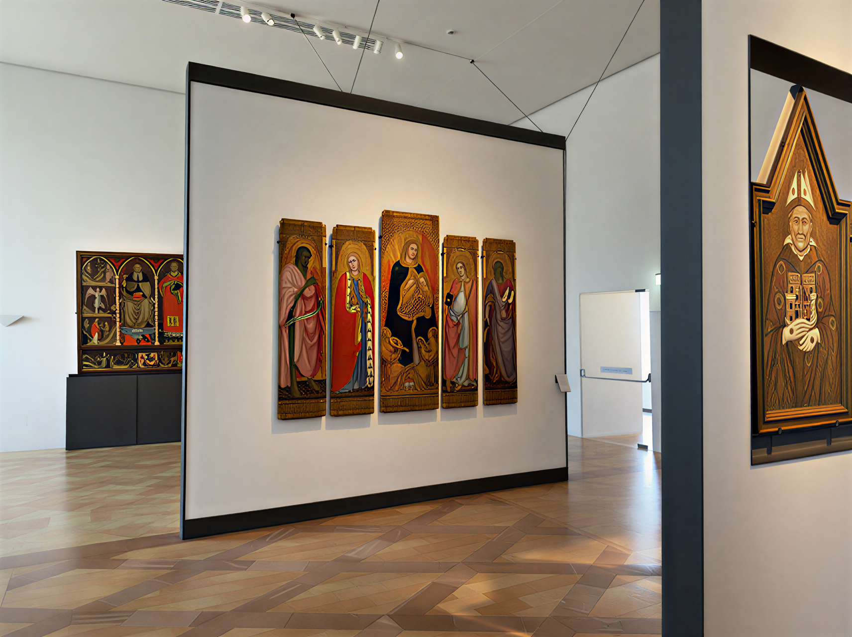 Intérieur de la Galleria Nazionale dell'Umbria, présentant des panneaux sculptés de la Renaissance italienne, illuminés par la lumière naturelle, dans un cadre muséal moderne.