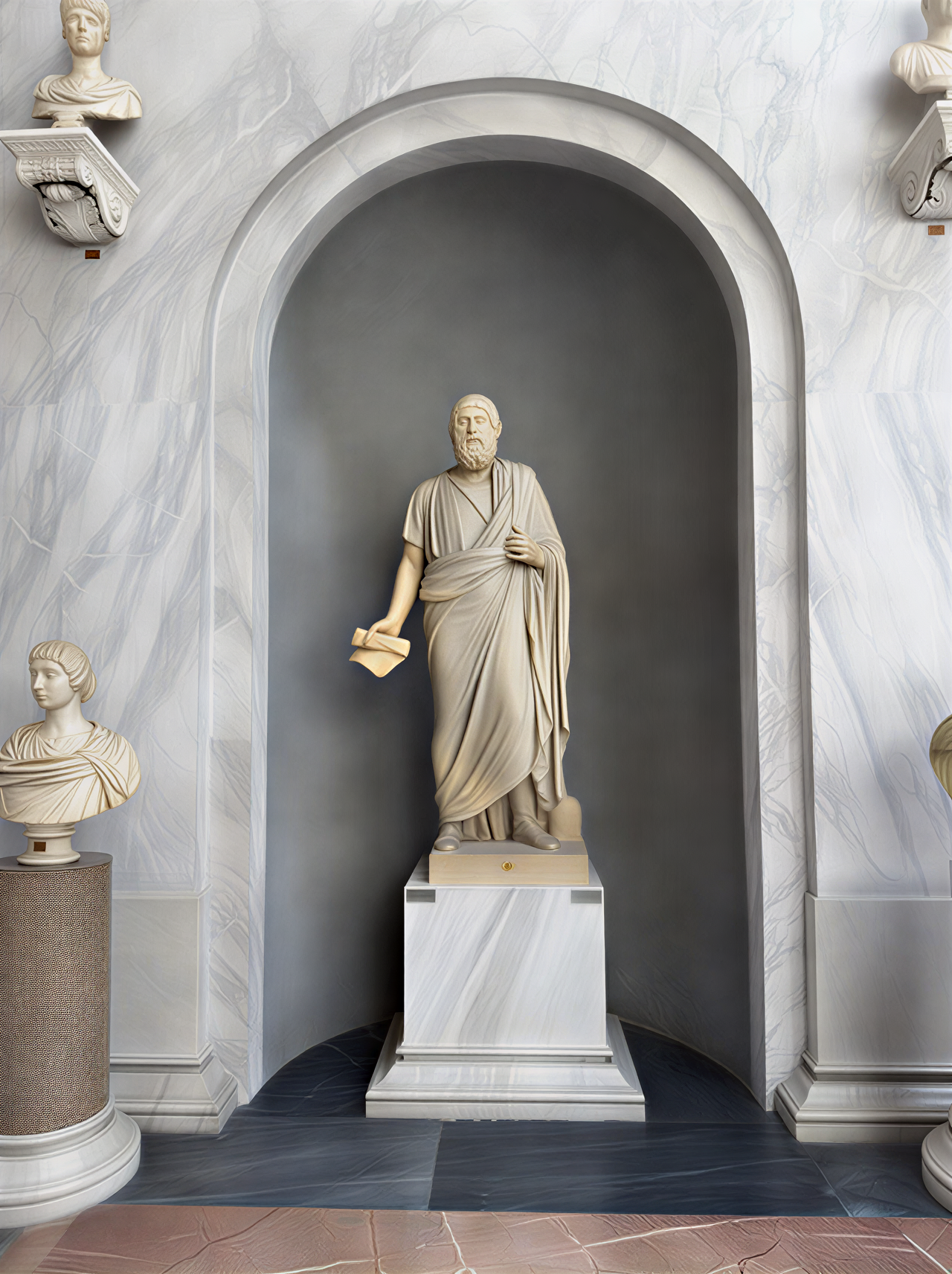 Sculpture antique représentant un sage, exposée dans la galerie des Trésors des Musées du Vatican, entourée de bustes et de colonnes en marbre.