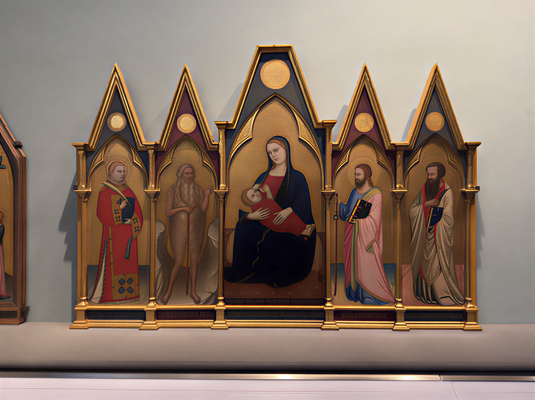 Retable à cinq panneaux représentant la Vierge à l’Enfant entourée de quatre figures.