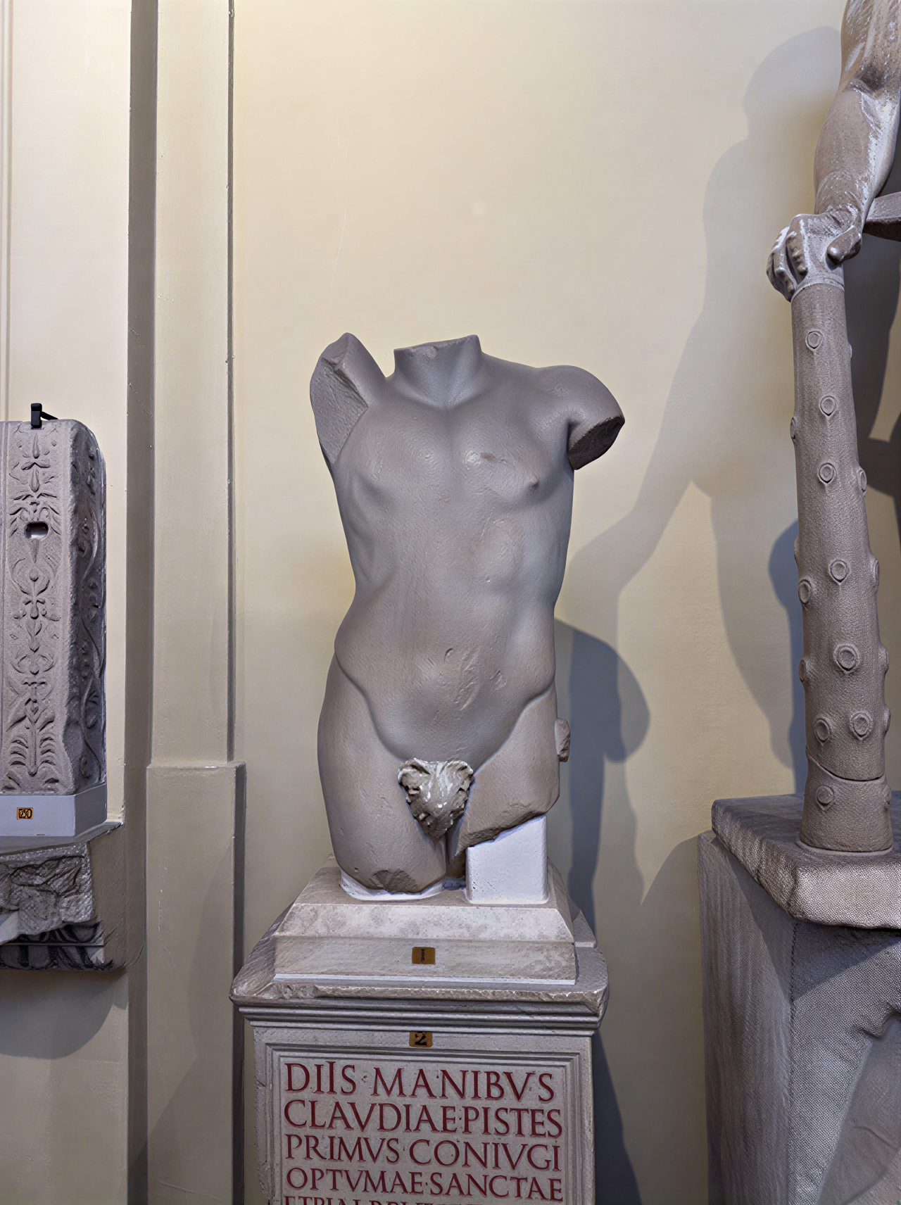 Torse antique en marbre, exposé aux Musées du Vatican, illustrant l'art romain et son héritage culturel.