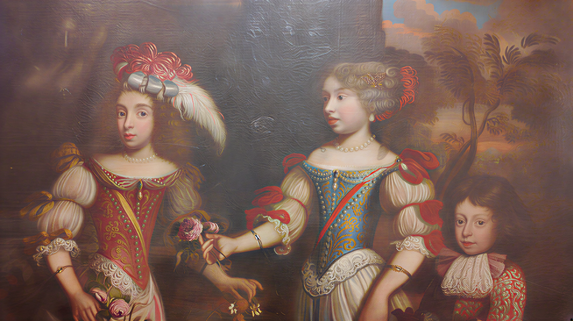 Détail d’une peinture montrant trois enfants vêtus de costumes ornés.
