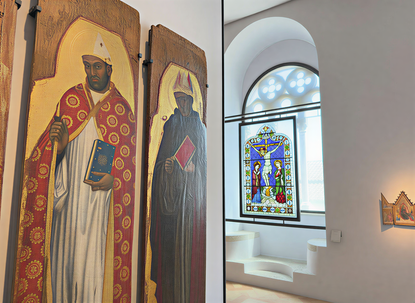 Intérieur de la Galleria Nazionale dell'Umbria, mettant en avant des panneaux en bois doré et un vitrail coloré, illustrant la richesse et la spiritualité de l'art de la Renaissance italienne.