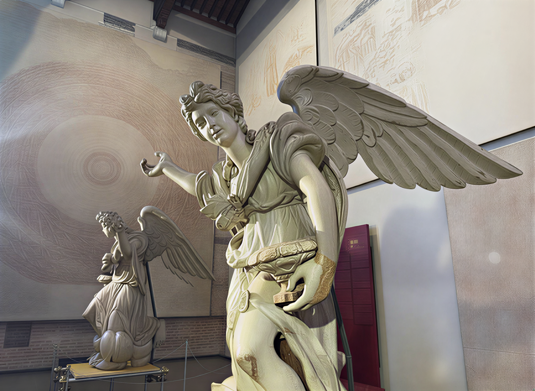 Sculptures majestueuses d'anges en marbre au Museo dell'Opera del Duomo à Pise, illustrant l'art religieux toscan et l'héritage culturel de la Renaissance.