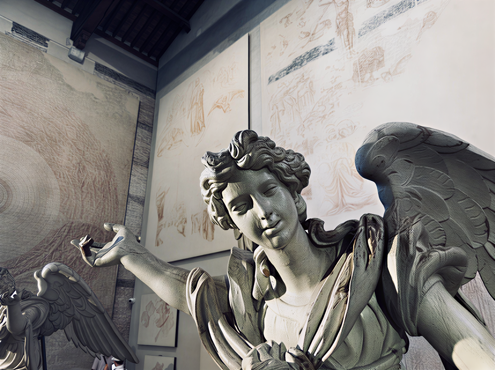 Sculpture d'un ange au Museo dell'Opera del Duomo à Pise, illustrant l'art sacré toscan et son riche héritage culturel.